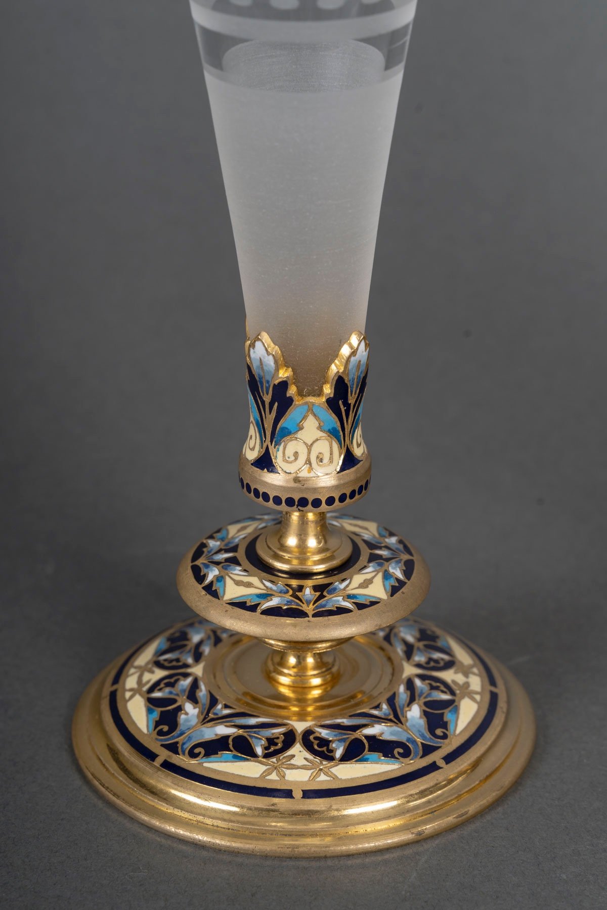 Une paire de flûtes en cristal et base en bronze cloisonné, fin du XIXe siècle — 13