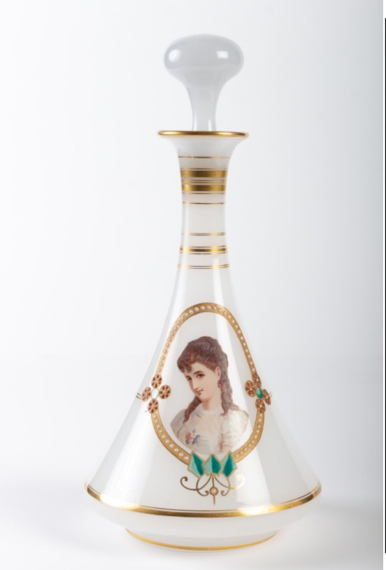 Service de nuit en opaline blanche à portraits féminins, époque Napoléon III, fin du XIXe siècle — 8