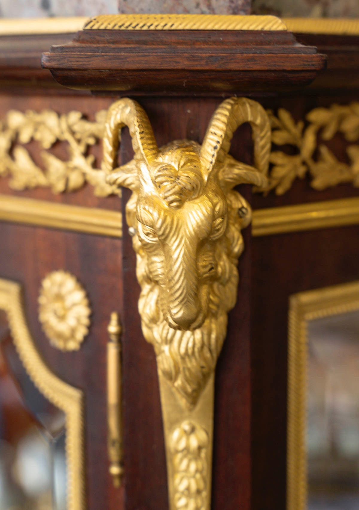 Une vitrine en acajou de style Louis XVI, fin du XIXe siècle — 18