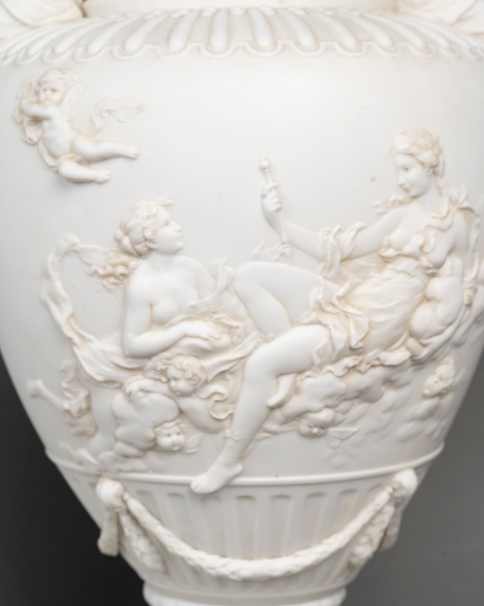 Biscuit une paire de vases en porcelaine de biscuit, fin du XIXe siècle — 7