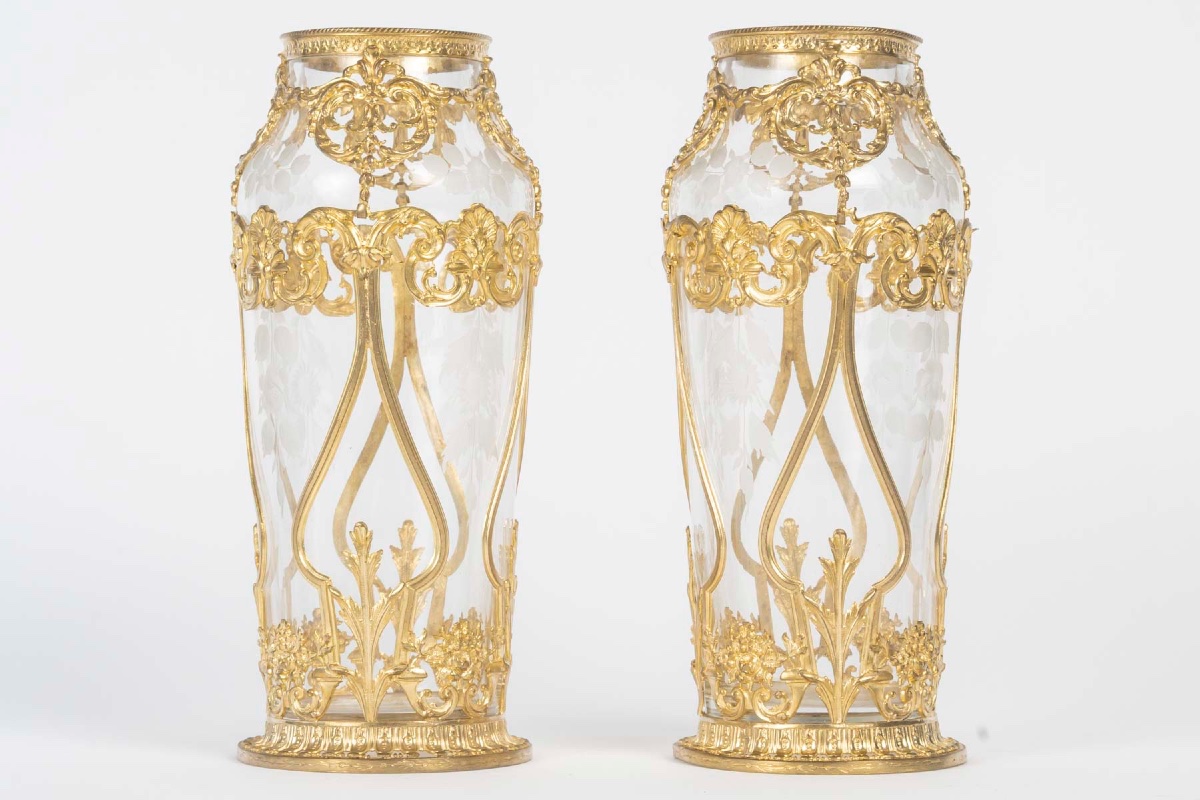 Une paire de vases en cristal gravé et bronze doré, époque XIXe siècle — 11