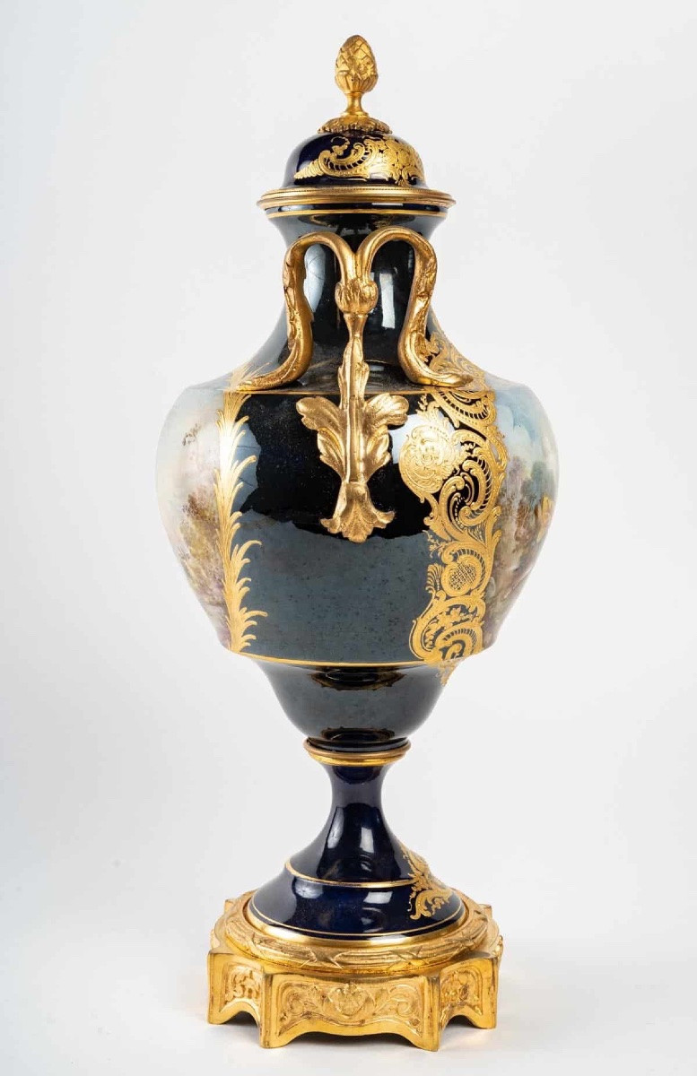 Un vase en porcelaine de Sèvres monté lampe, fin du XIXe siècle — 4