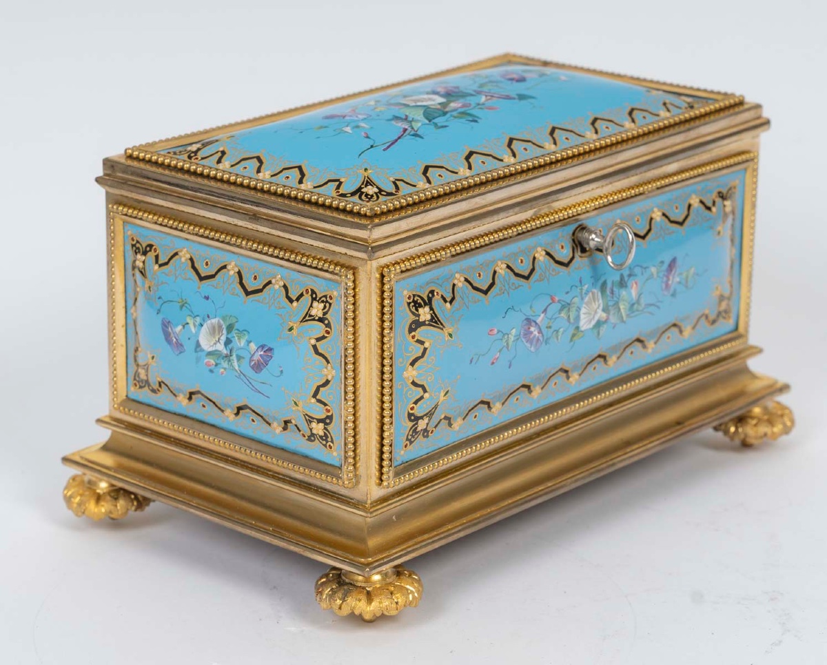 Un coffret à bijoux en bronze doré et émail, fin du XIXe siècle — 4
