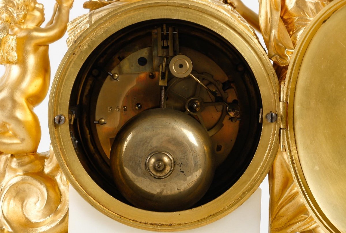 Une pendule en marbre blanc et bronze doré époque XIXe siècle — 9