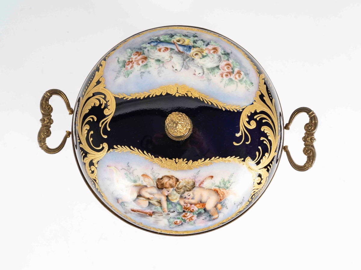 Une bonbonnière en porcelaine de style Sèvres, début du XIXe siècle — 5