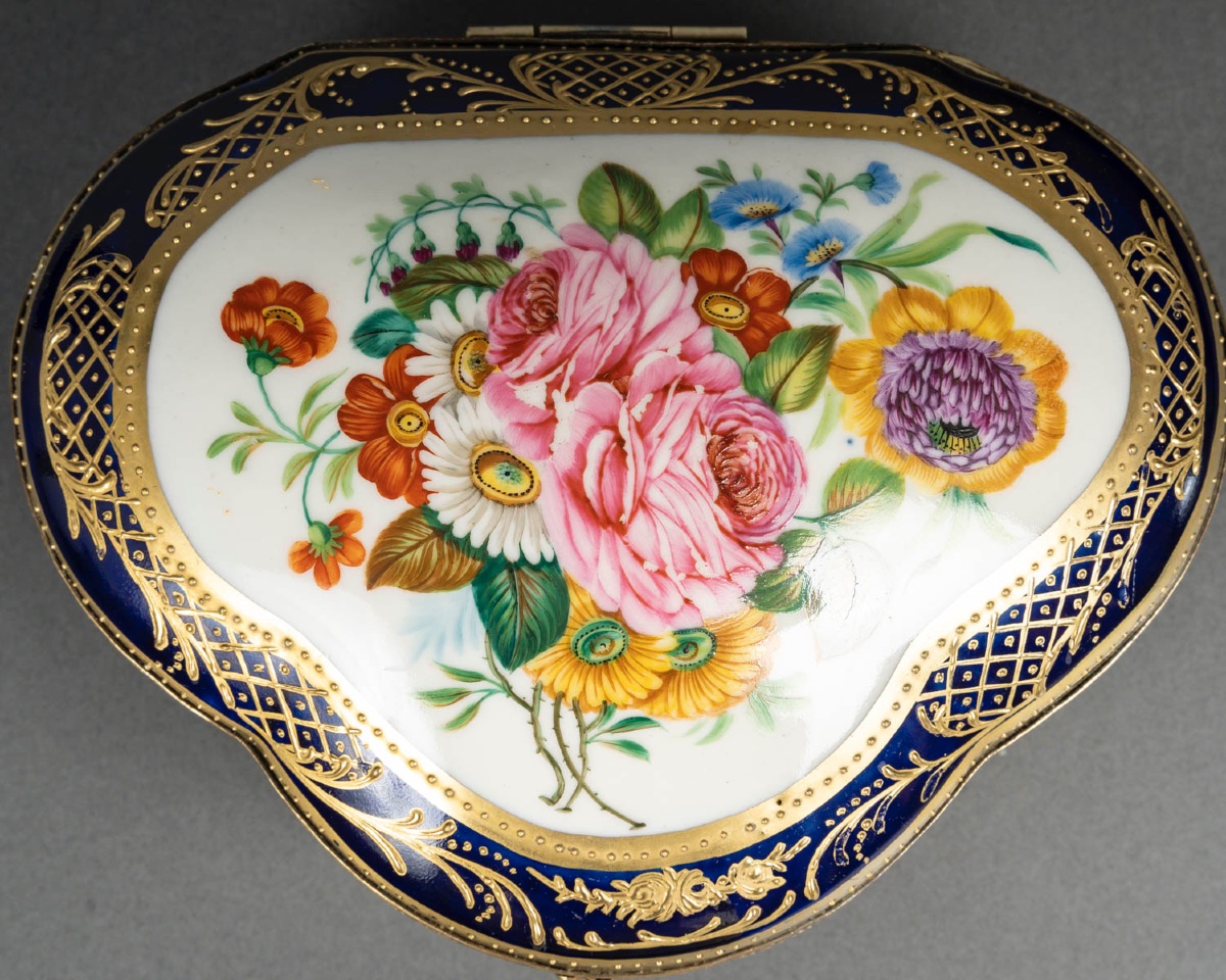 Un petit coffret à bijoux en porcelaine et bronze doré, fin du XIXe siècle — 6