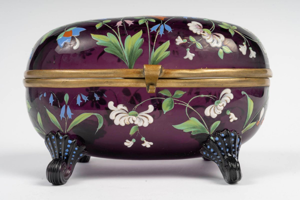 Boîte ovale en verre moulé améthyste à décor émaillé polychrome, art nouveau, vers 1900 — 4