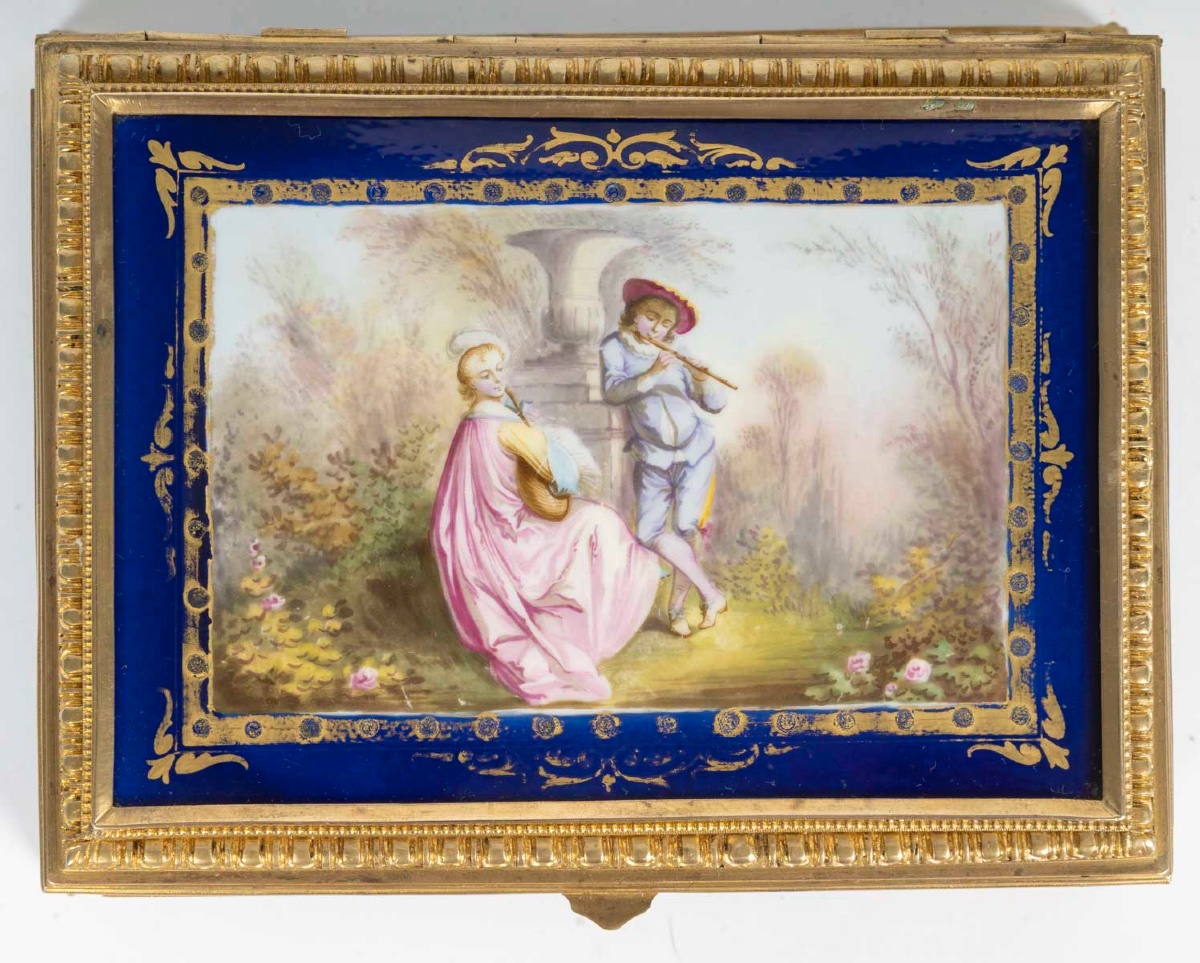 Un coffret à bijoux en porcelaine et bronze doré, fin du XIXe siècle — 4