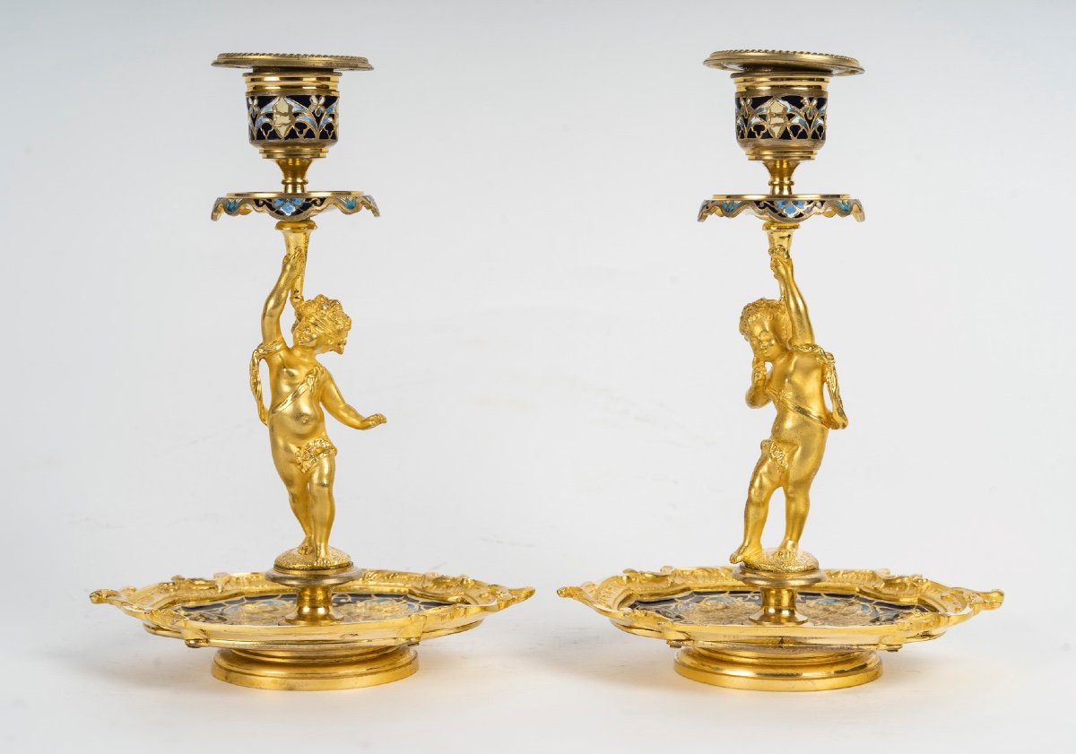 Une paire de bougeoirs en bronze doré et émail cloisonné, fin du XIXe siècle — 2