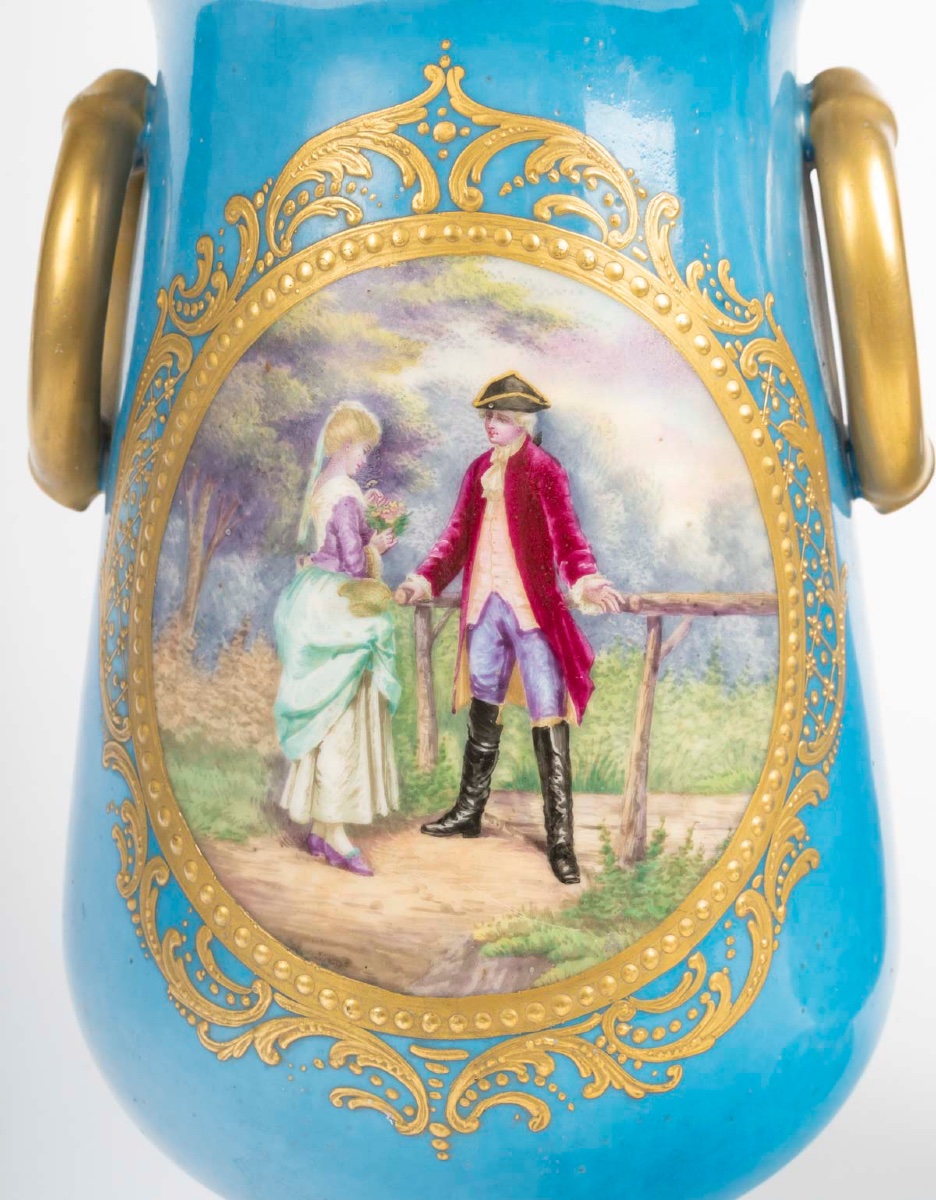 Paire d’urnes en porcelaine dans le goût de Sèvres – fin du XIXe siècle — 3
