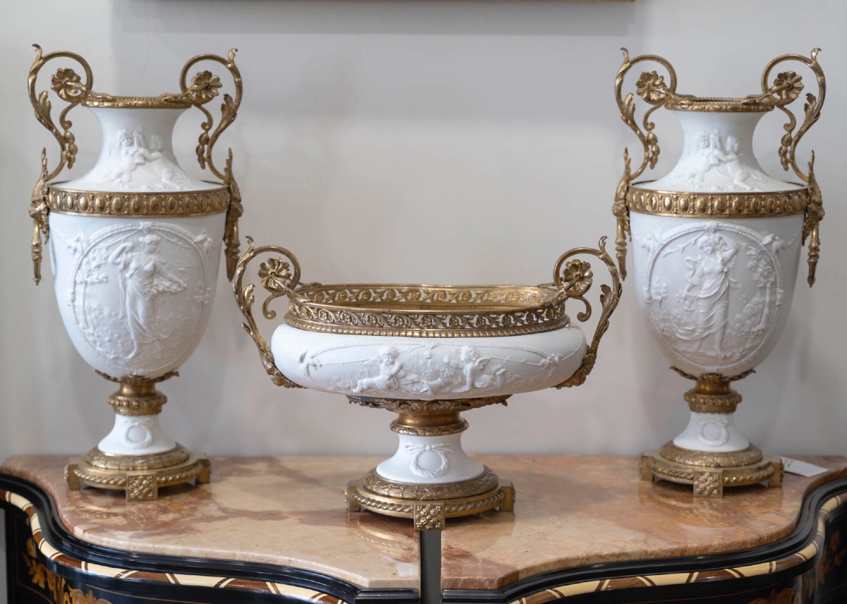 Un ensemble de deux vases et une coupe en biscuit et bronze doré, XIXe siècle — 2
