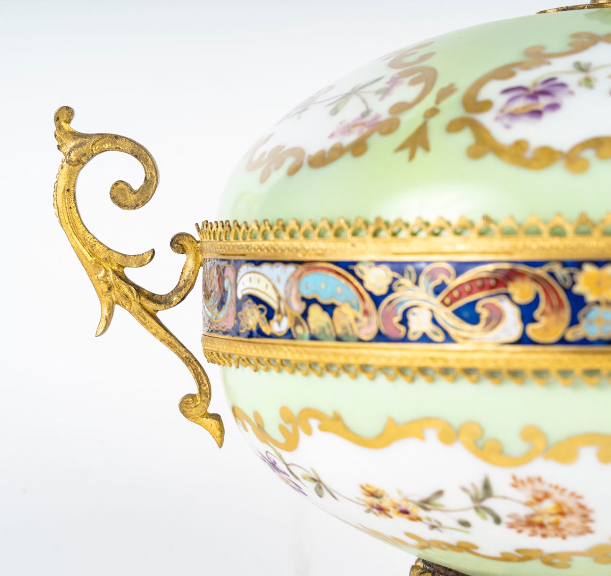 Une bonbonnière en porcelaine et bronze cloisonné, fin du XIXe siècle — 8