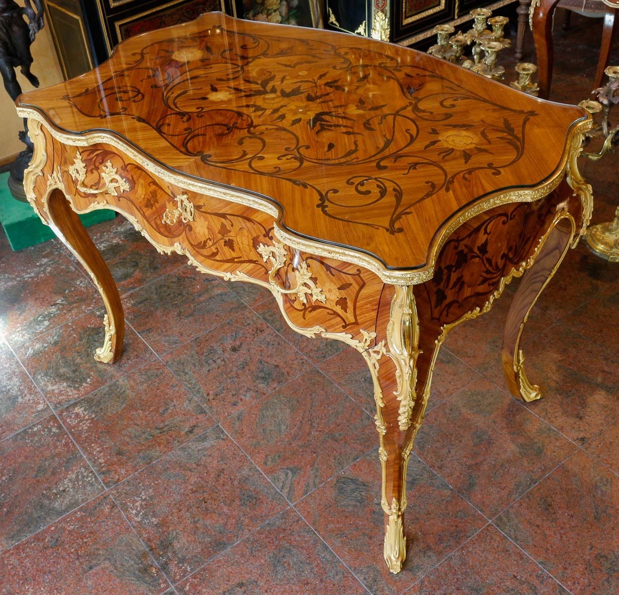Une belle table à écrire de style Louis XV — 14