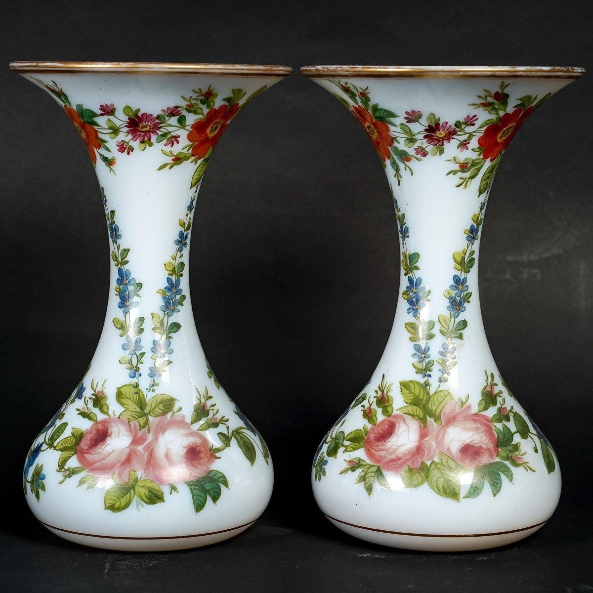Une paire de vases en opaline blanche fin du XIXe siècle — 11