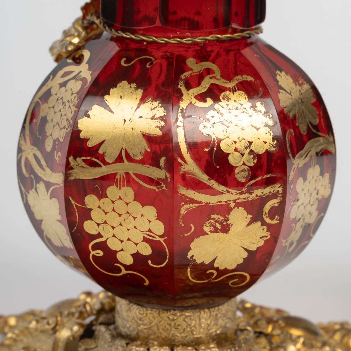 Paire d'aiguières en cristal de Bohême et laiton repoussé – fin du XIXe siècle — 9