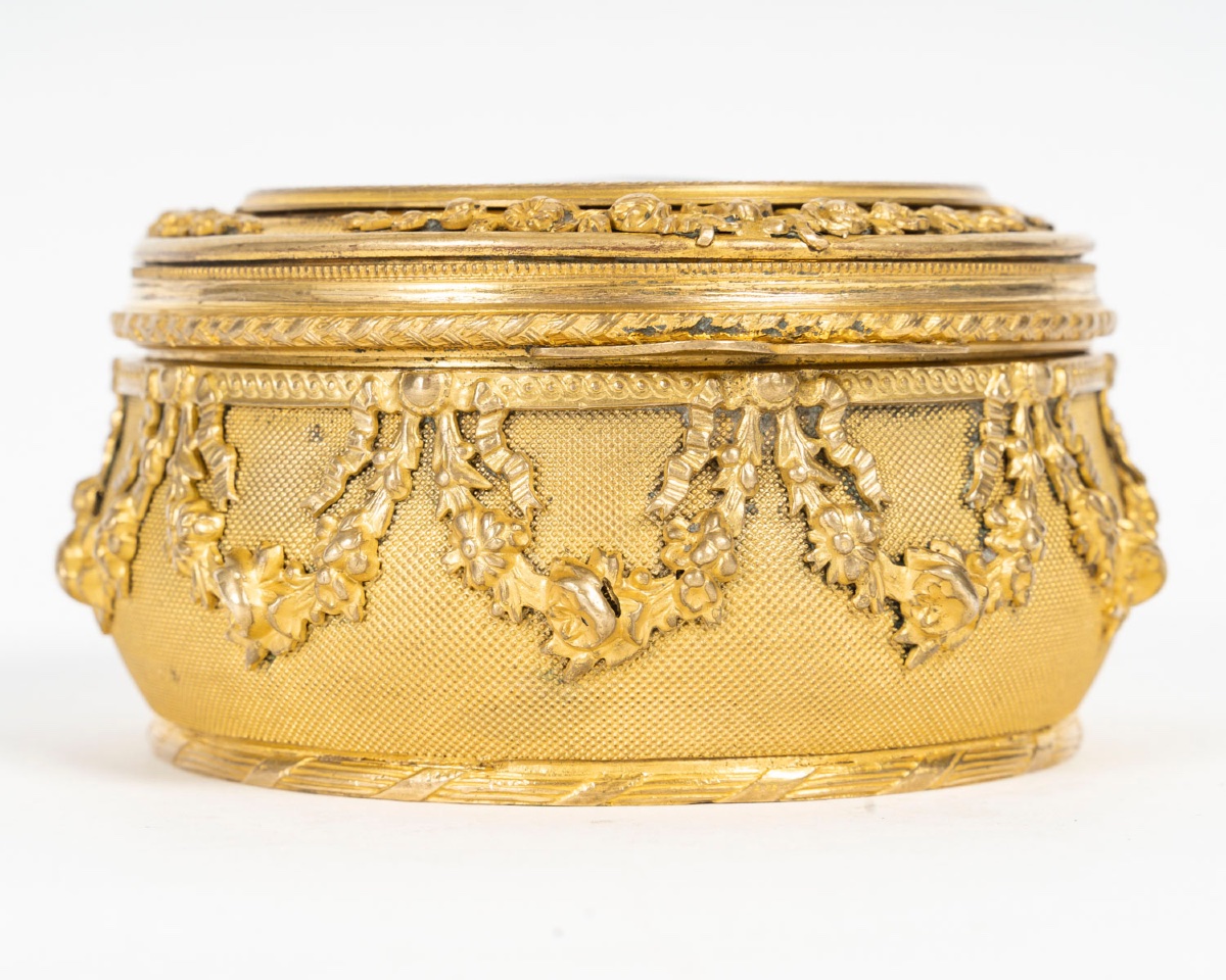 Un coffret à bijoux - poudrier en bronze et plaque en émail de Limoges, début du XXe siècle — 4