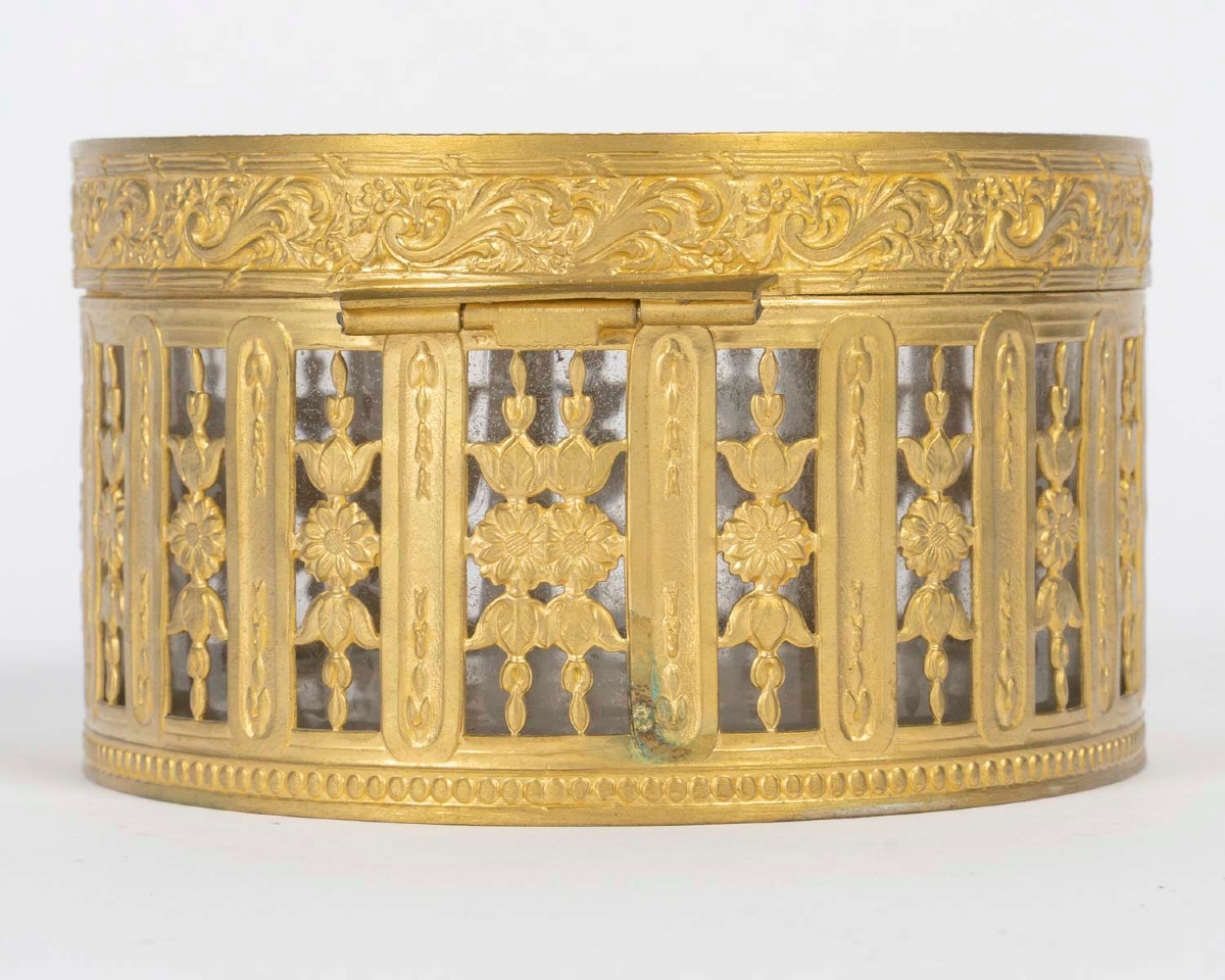 Un coffret à bijoux en bronze doré et émail violet, époque XIXe siècle — 8