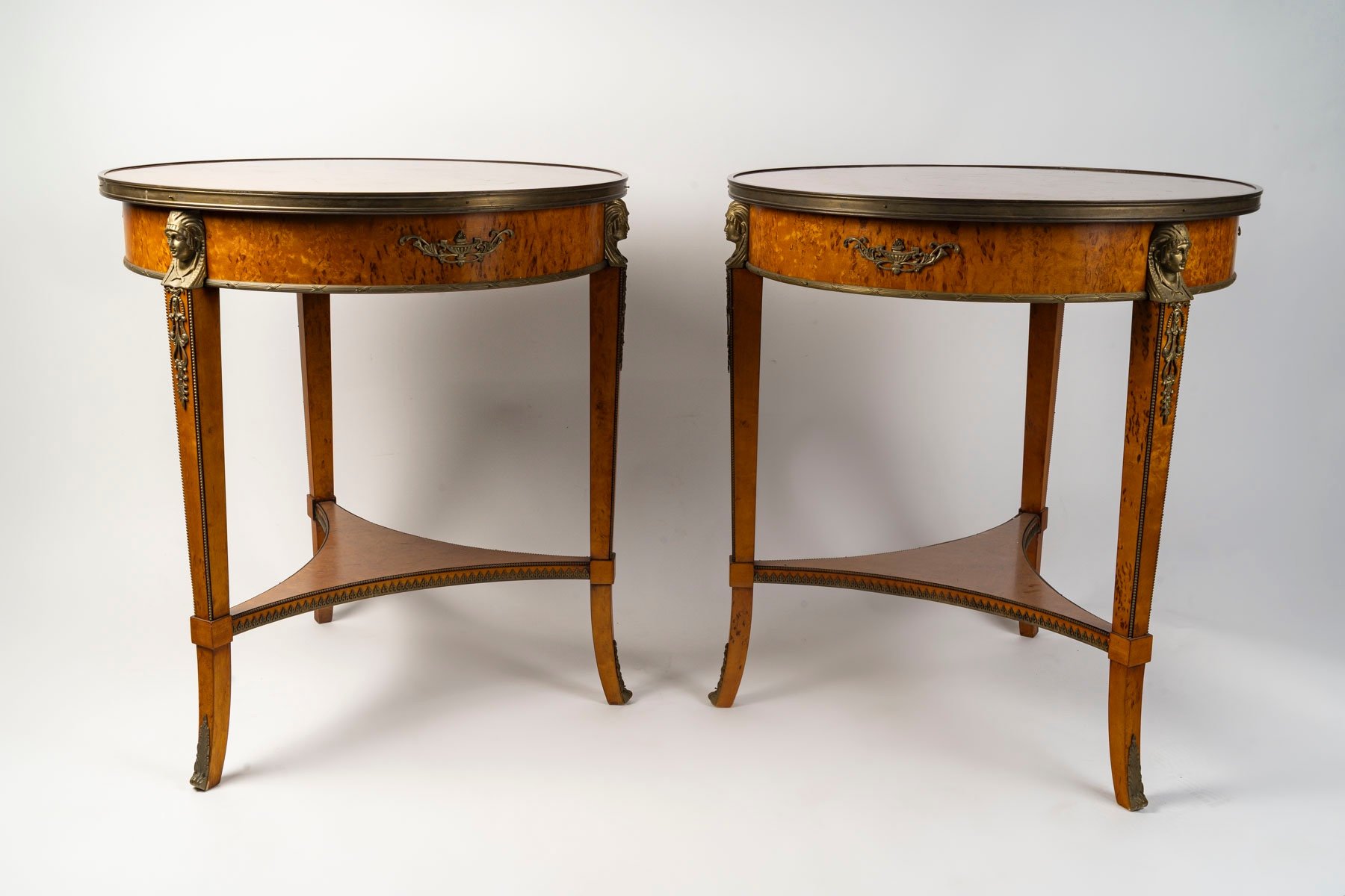 Une paire de tables ronde de salon, 1900 — 15