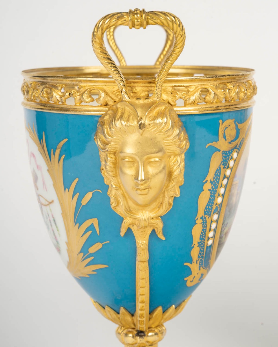 Paire de vases en forme d’urne en porcelaine de Sèvres et bronze doré – XIXe siècle — 4