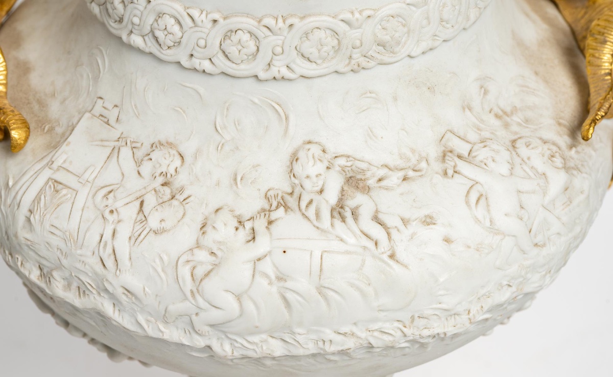 Une paire de vases en porcelaine de biscuit, fin du XIXe siècle — 8