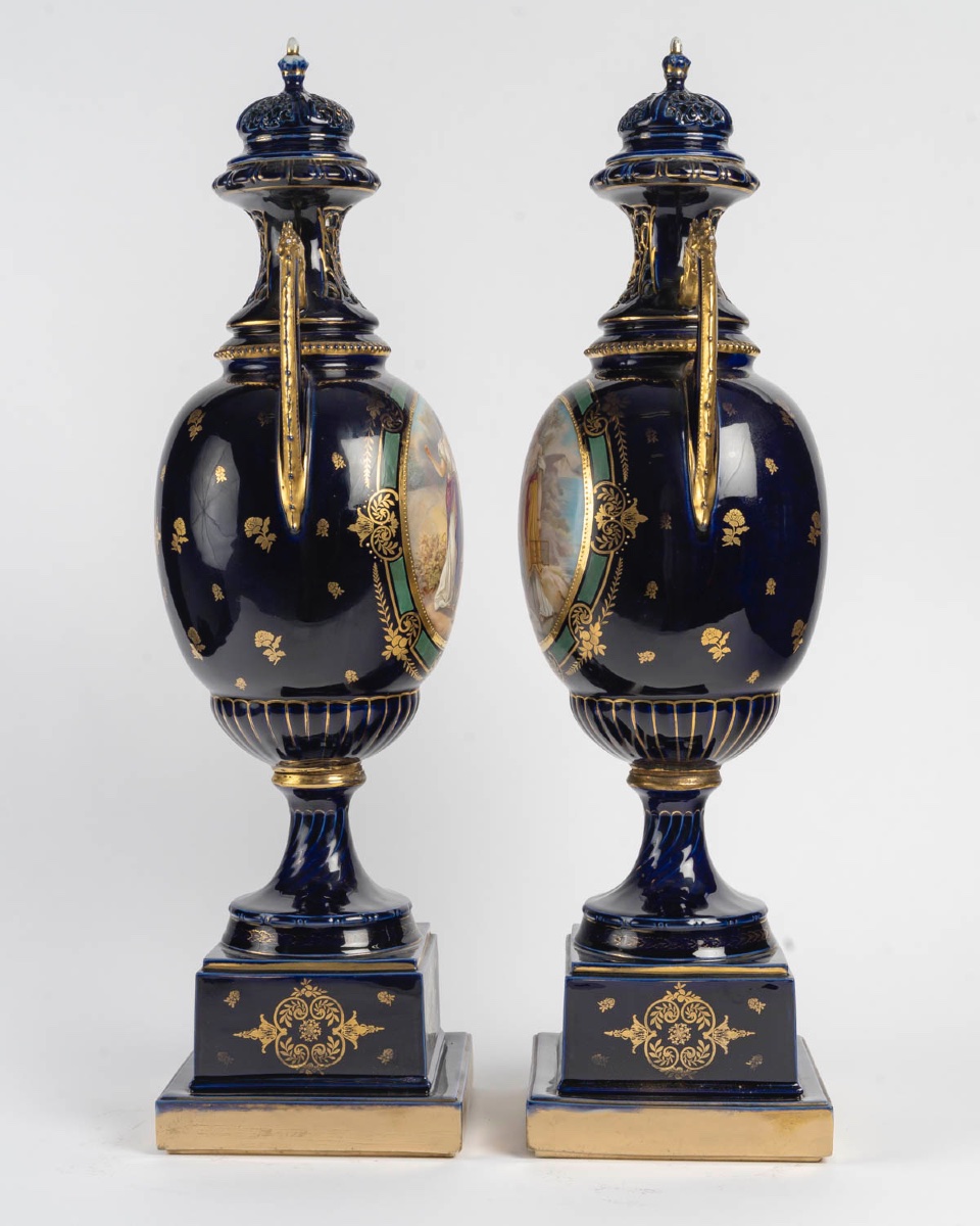 Paire de grands vases couverts en porcelaine de Royal Vienna, époque Napoléon III — 8