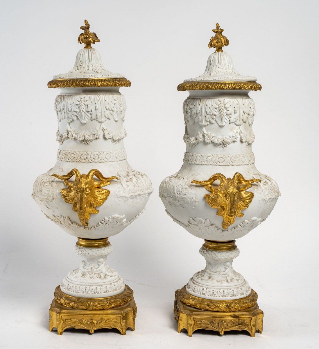 Une paire de vases en porcelaine de biscuit, fin du XIXe siècle — 17