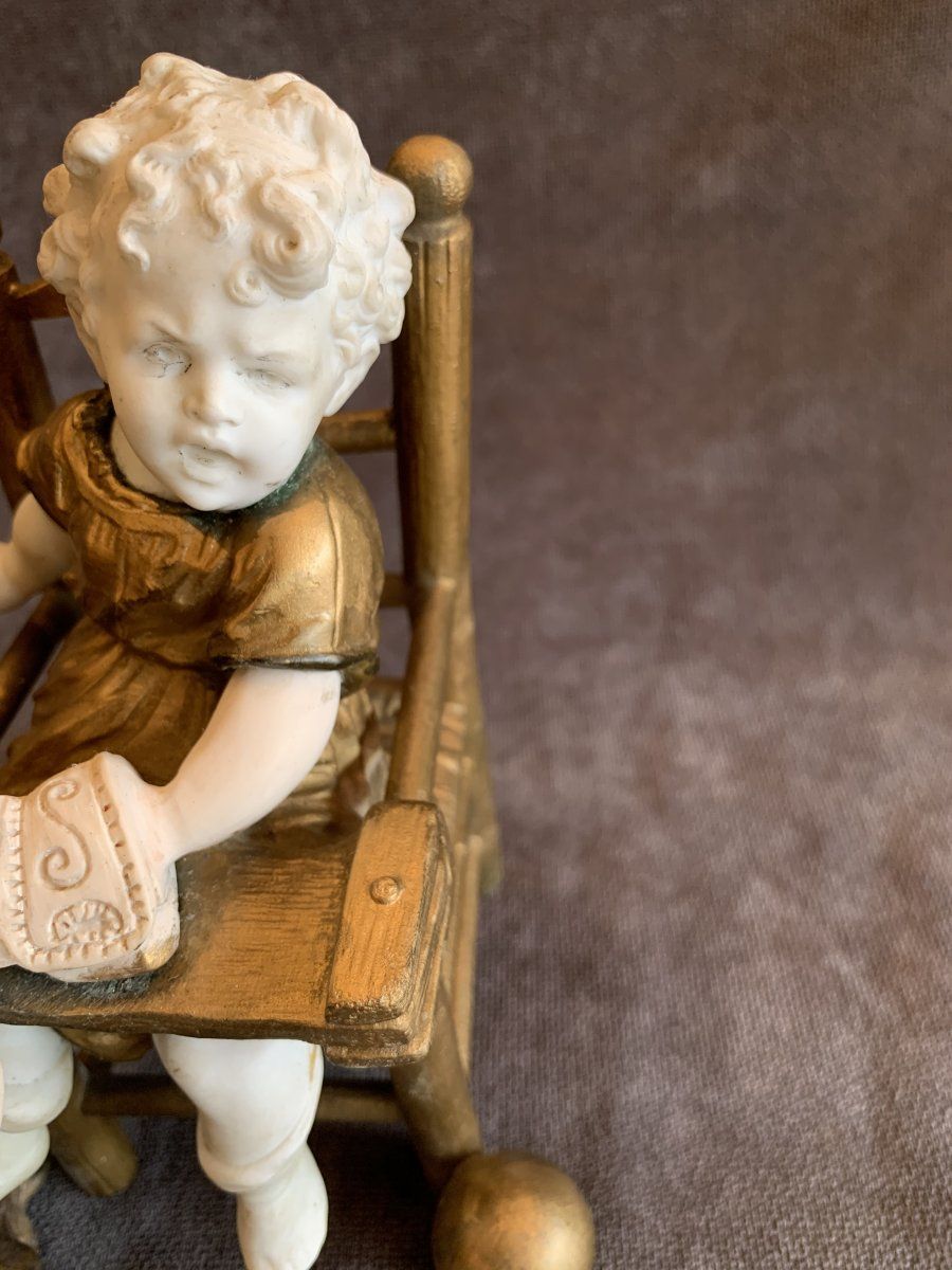 L’enfant sur Sa Chaise — 9