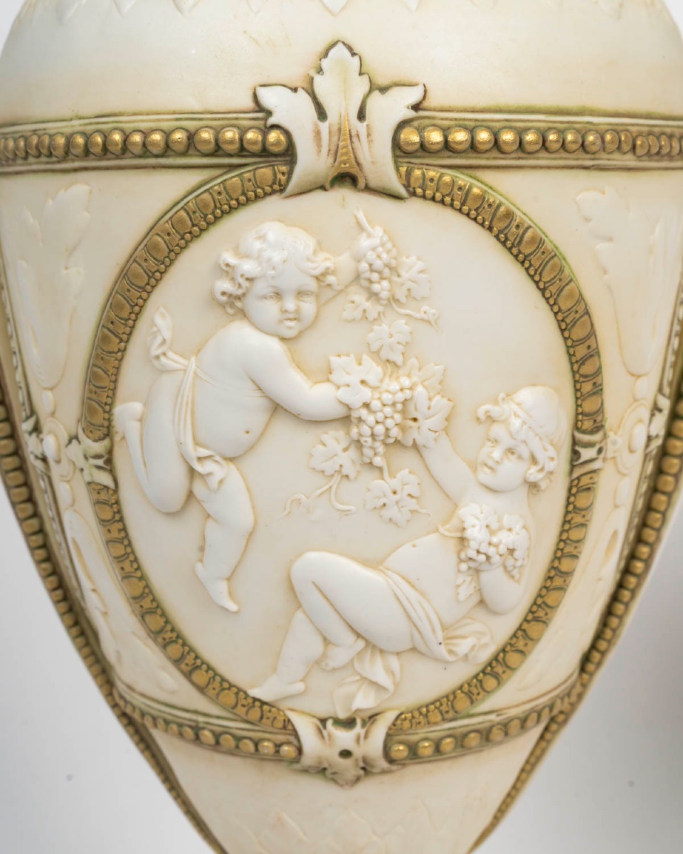 Paire de vases en porcelaine biscuit – Manufacture Müller – style Louis XVI, fin du XIXe siècle — 8