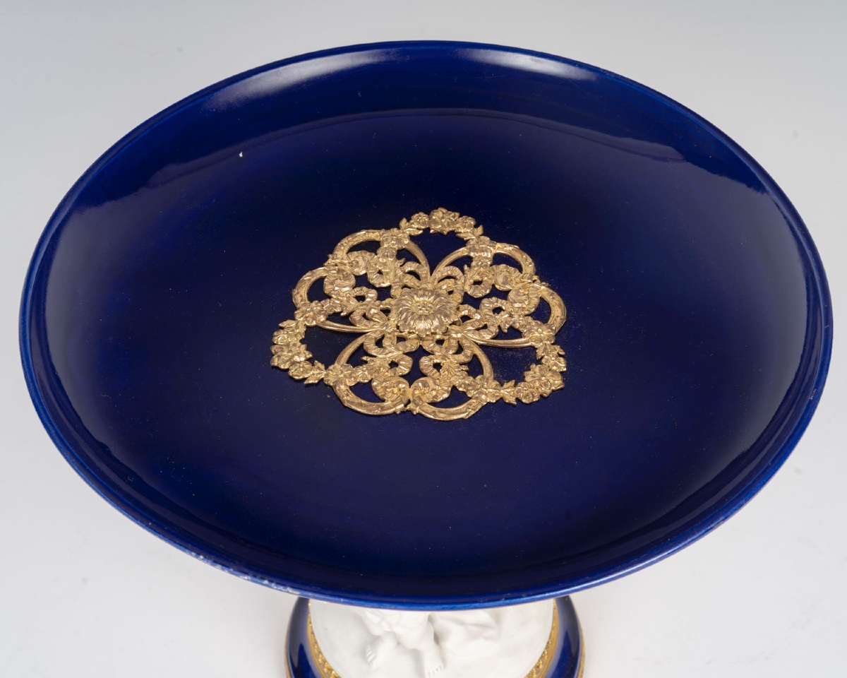 Une coupe en porcelaine et biscuit, fin du XIXe siècle — 9