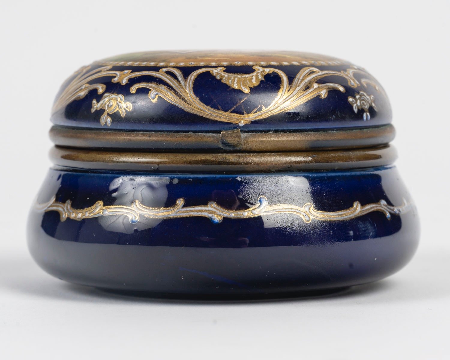 Une miniature boîte à bijoux, en porcelaine de style Sèvres, fin du XIXe siècle — 10