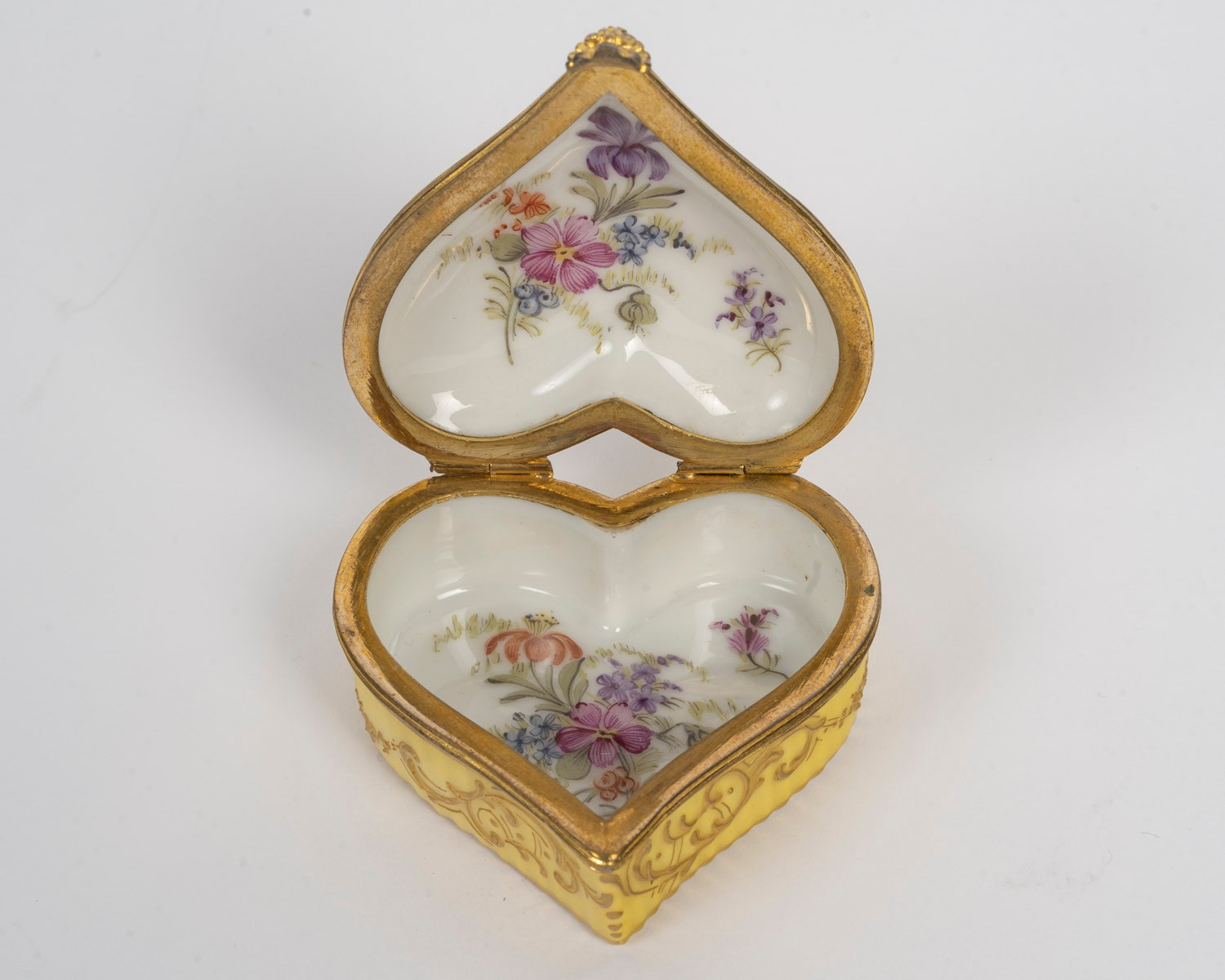 Miniature coffret en forme de coeur en porcelaine Meissen, fin du XIXe siècle — 16