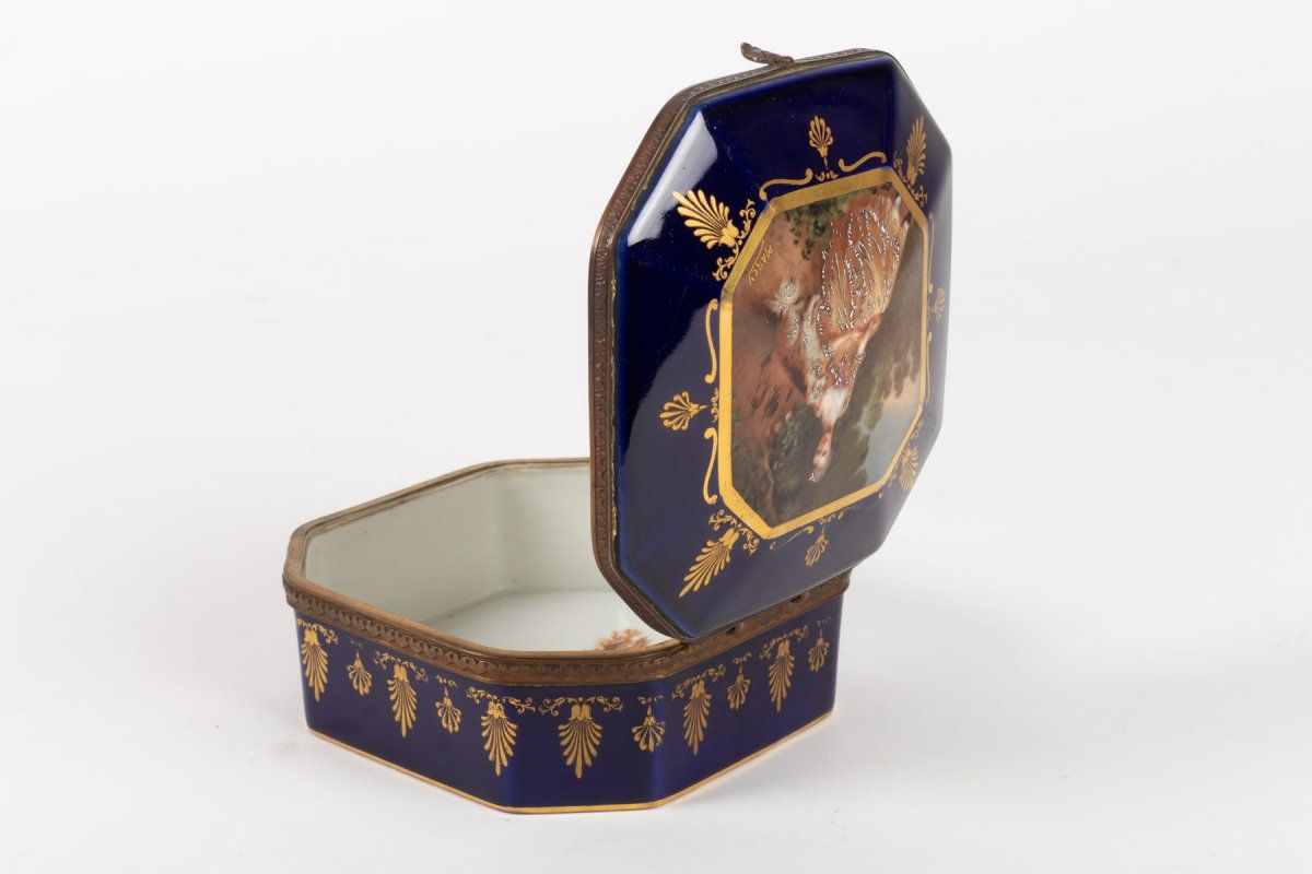Coffret en porcelaine et Monture en Laiton, époque Napoléon III, signé Marcy Limoges. — 8