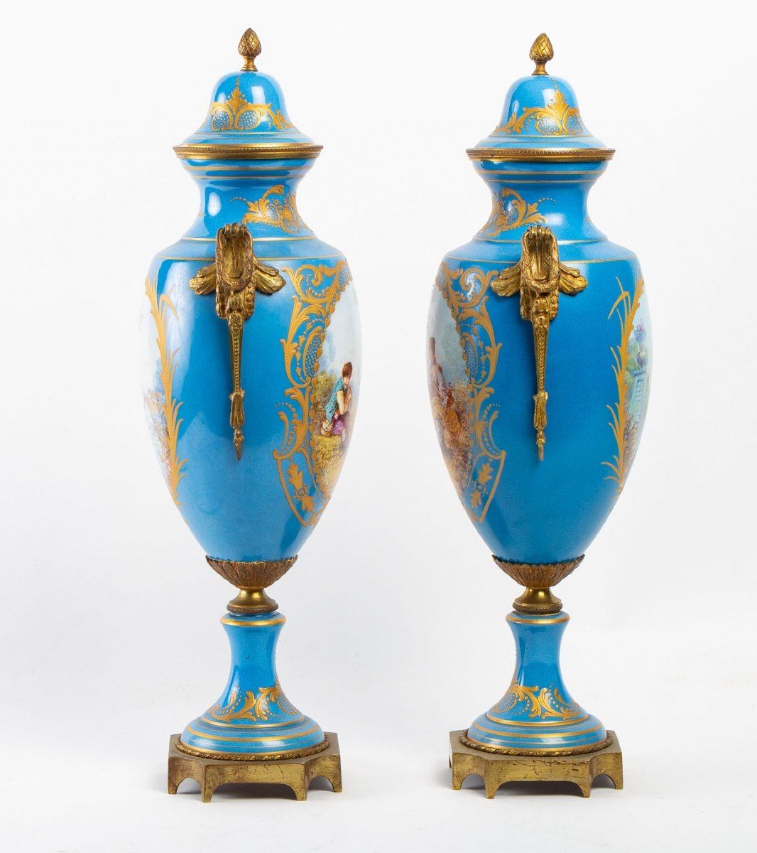 Une paire de vases en porcelaine de style Sèvres fin du XIXe siècle — 6