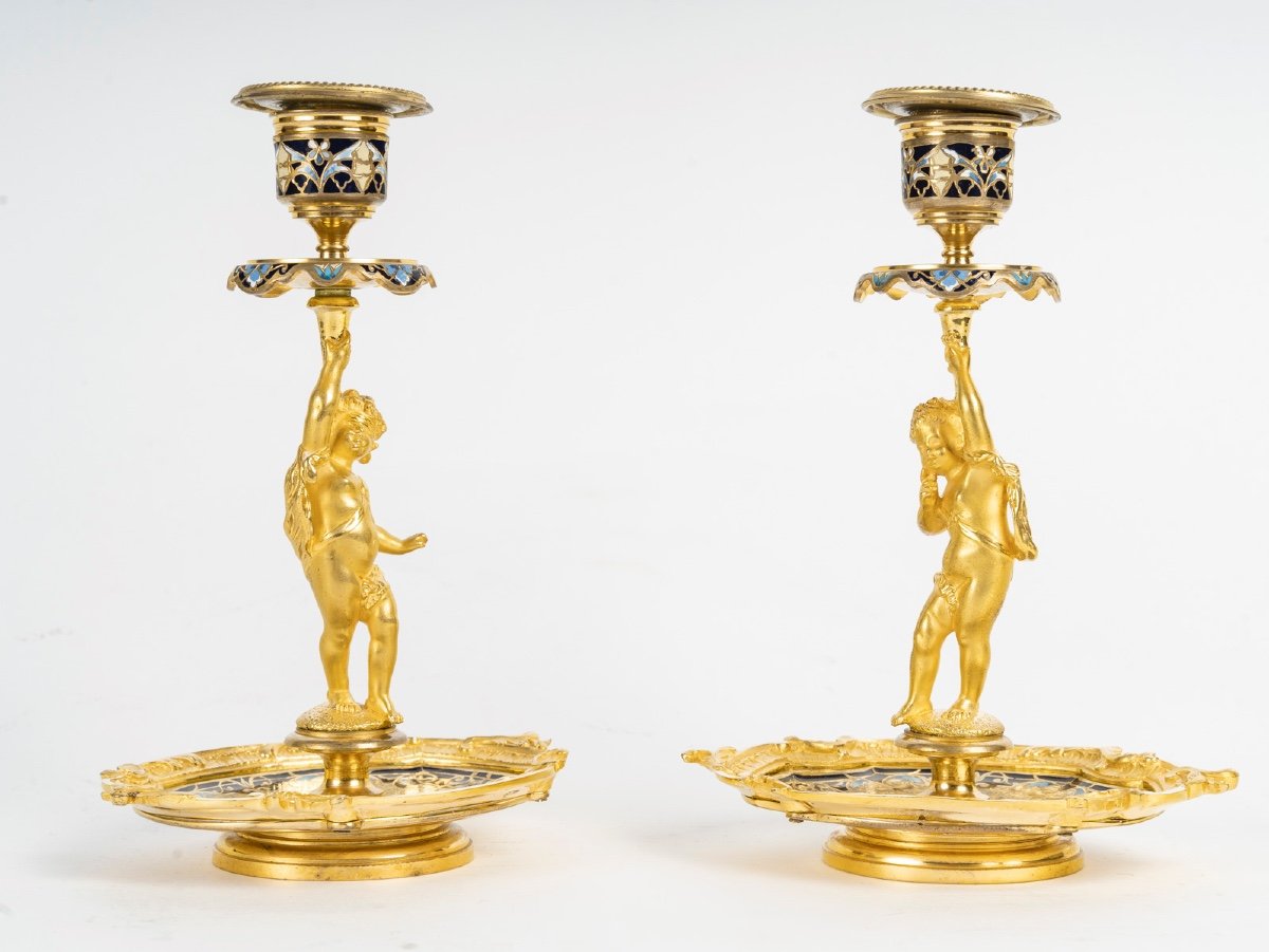 Une paire de bougeoirs en bronze doré et émail cloisonné, fin du XIXe siècle — 13