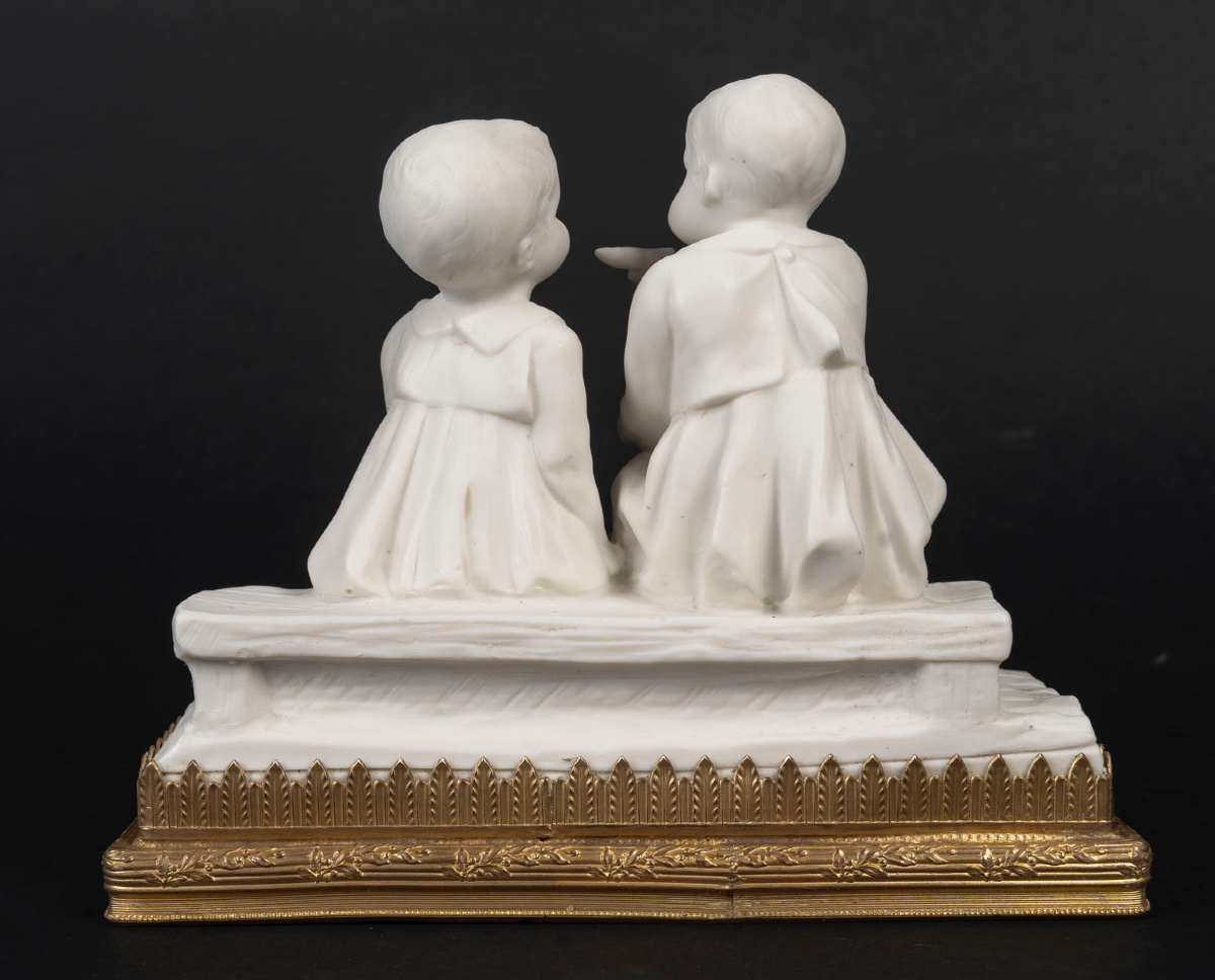Une petite sculpture en porcelaine de biscuit, époque art nouveau — 10