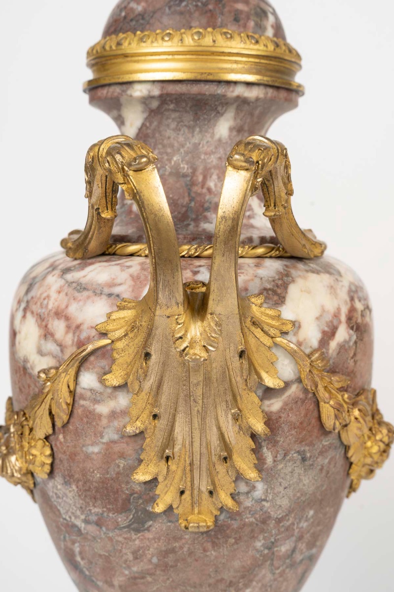 Paire de cassolettes de style Louis XVI, marbre fleur de pêcher et bronze doré, fin du XIXe siècle — 6