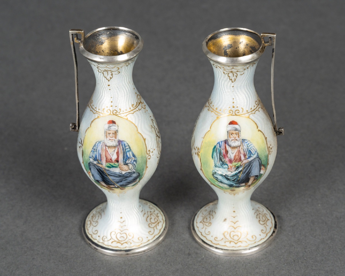 Une paire de vases miniatures en émail, fin du XIXe siècle — 2