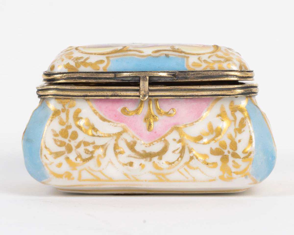 Miniature petit coffret en porcelaine, fin du XIXe siècle — 5
