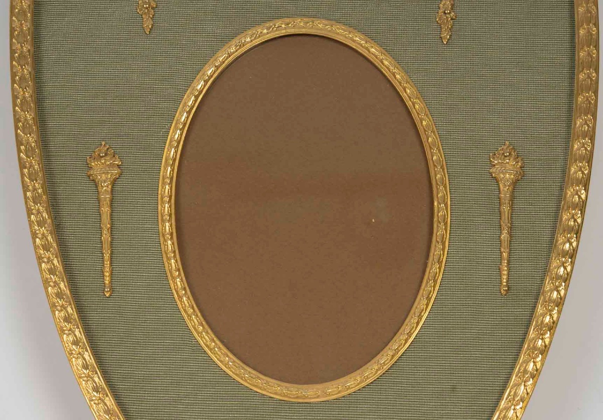 Un cadre photo à accrocher en bronze doré, fin du XIXe siècle — 7