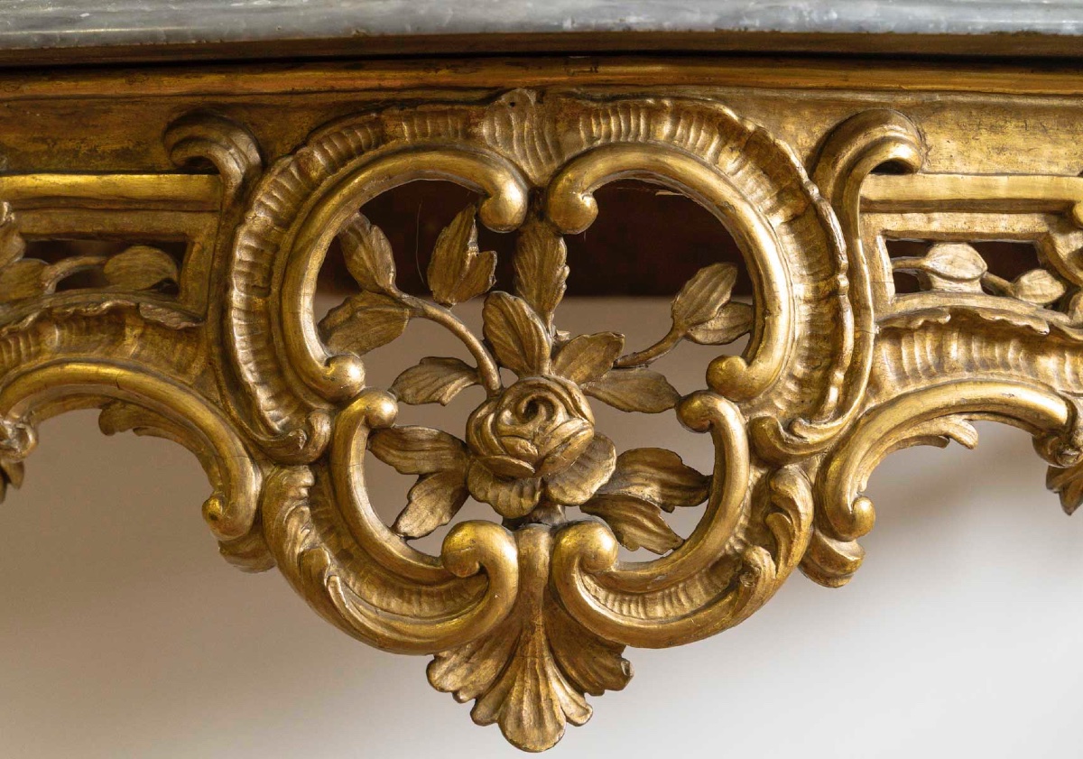 Une console en bois sculpté et doré, XVIIIe siècle — 8