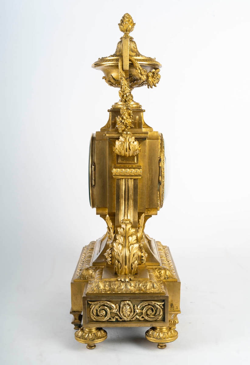 Une pendule en bronze doré de style Napoléon III, fin du XIXe siècle — 11
