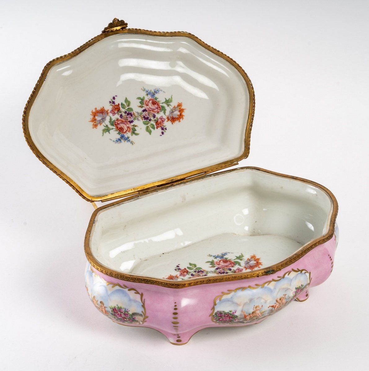 Boîte à bijoux en porcelaine rose de style Sèvres — 4