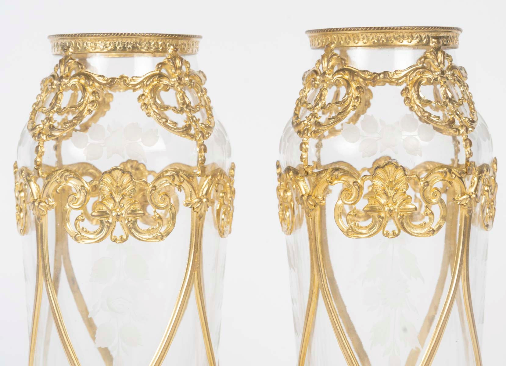 Une paire de vases en cristal gravé et bronze doré, époque XIXe siècle — 15