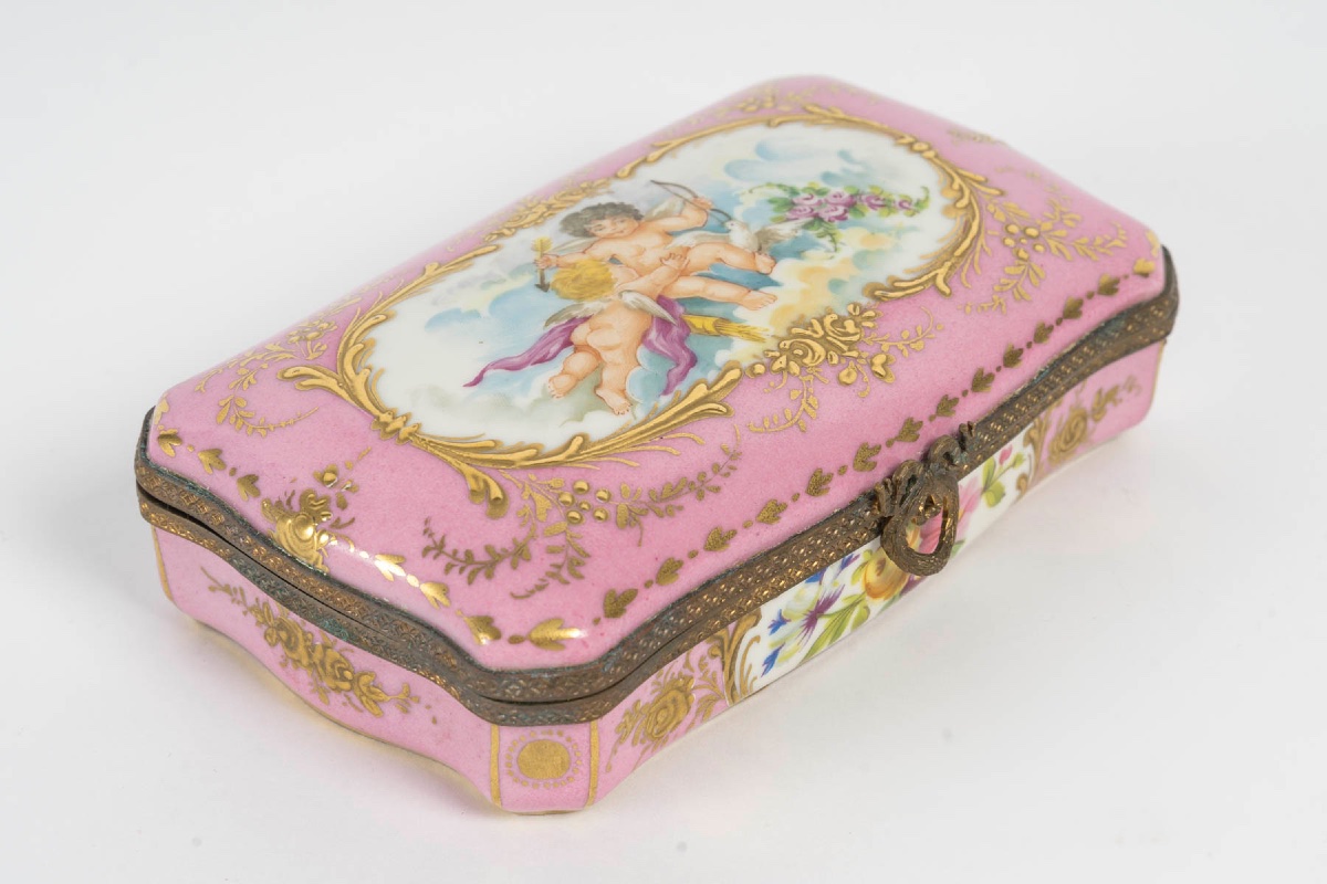 Miniature petite boîte à bijoux en porcelaine de Sèvres, fin du XIXe siècle — 4