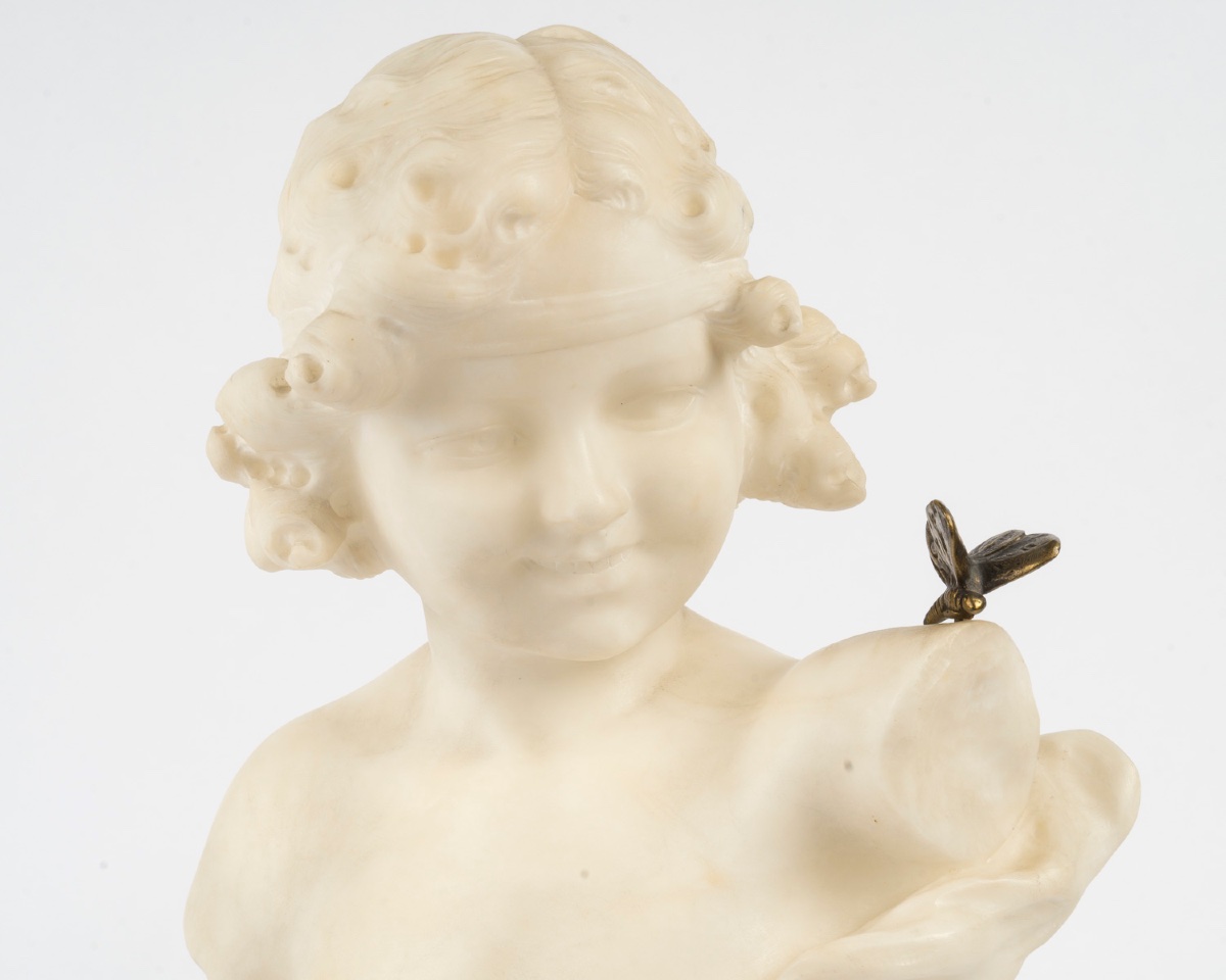 Buste en albâtre d’une jeune fille au papillon, Auguste Carli — 3
