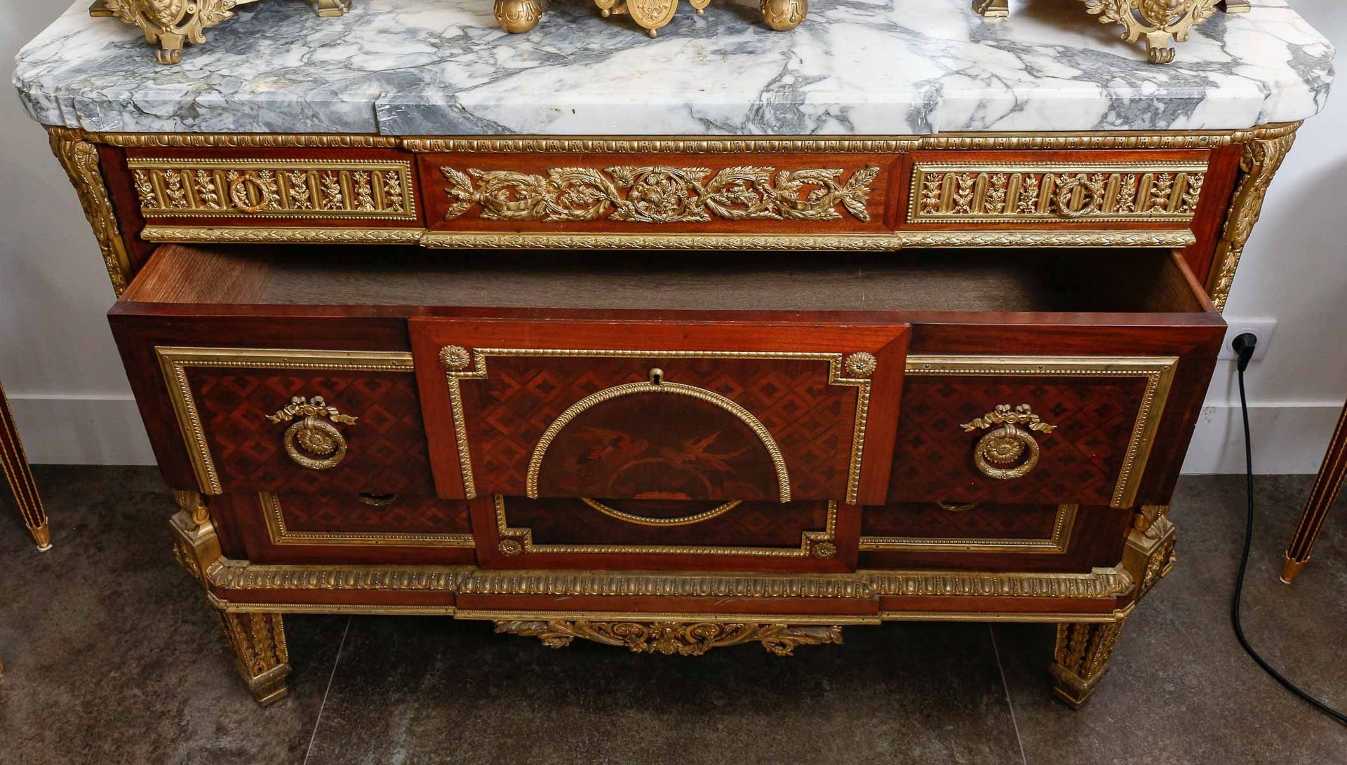 Un meuble à hauteur d'appui fin du XIXe siècle — 12