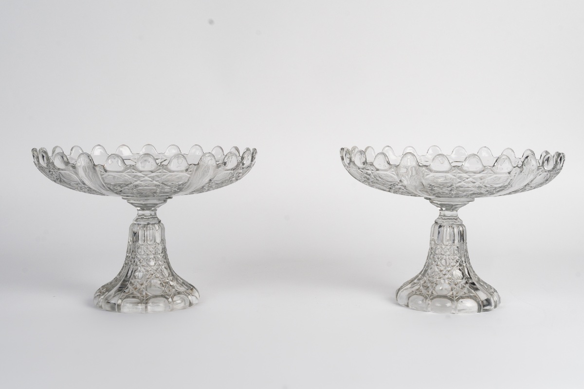Une paire de coupes en cristal moulé — 2