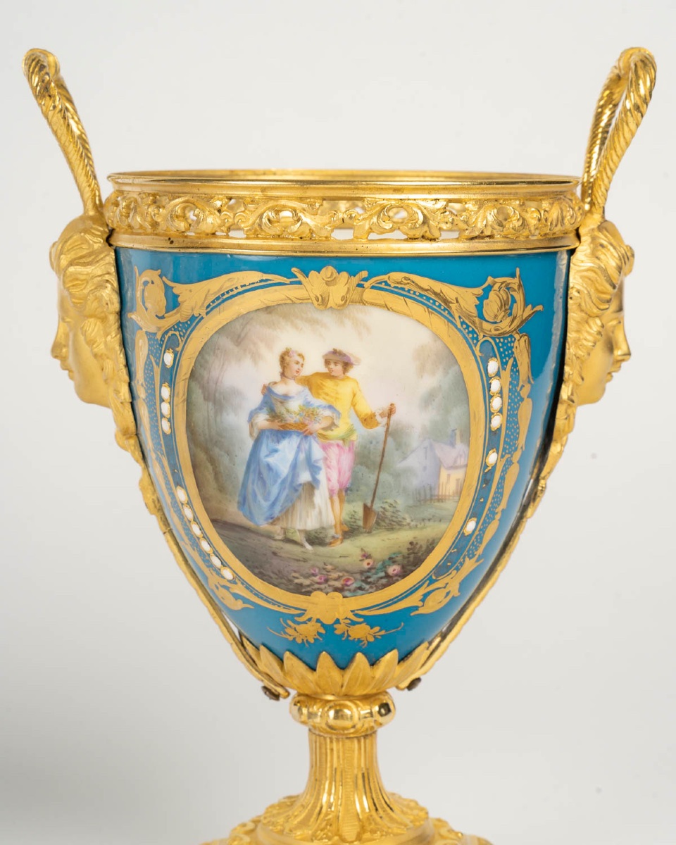 Paire de vases en forme d’urne en porcelaine de Sèvres et bronze doré – XIXe siècle — 10
