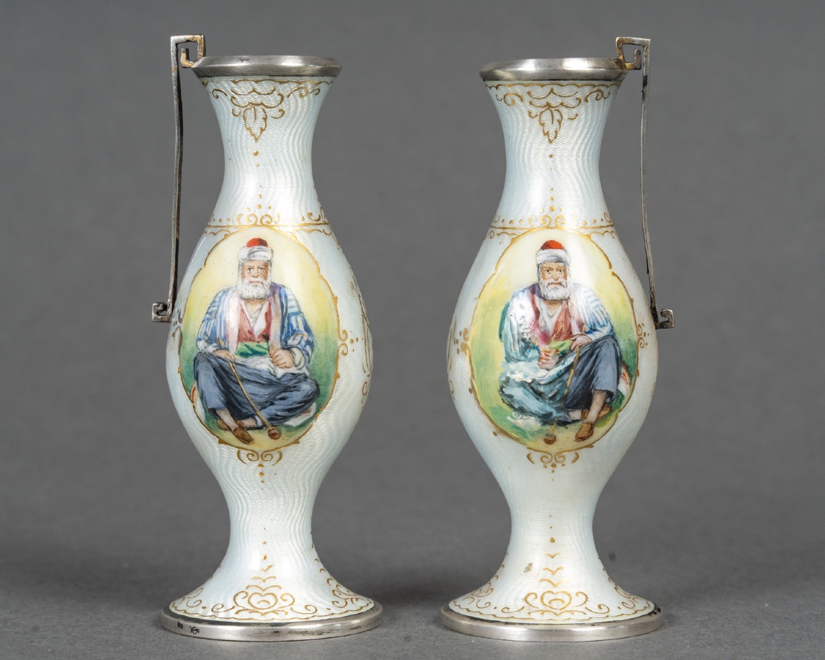 Une paire de vases miniatures en émail, fin du XIXe siècle — 11