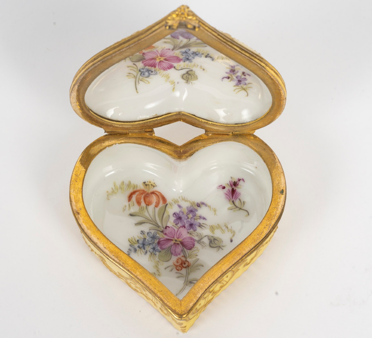 Miniature coffret en forme de coeur en porcelaine Meissen, fin du XIXe siècle — 8